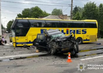 У Борисполі Jeep врізався в автобус з 17 пасажирами на зустрічній, є загиблий та постраждалі