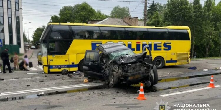 У Борисполі Jeep врізався в автобус з 17 пасажирами на зустрічній, є загиблий та постраждалі