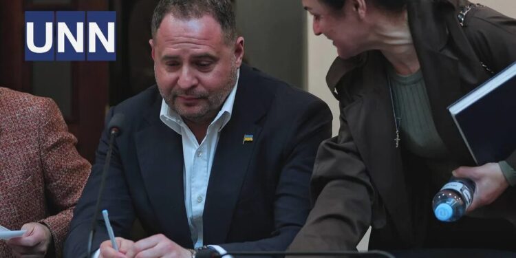 Консультації з астрологами та невідомий поручитель: Єрмак прокоментував журналістам нові подробиці у його справі