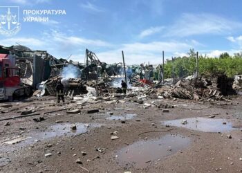 росіяни вдарили ракетою по підприємству в Дергачах, двоє загиблих і багато поранених