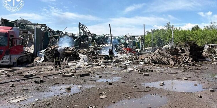 росіяни вдарили ракетою по підприємству в Дергачах, двоє загиблих і багато поранених