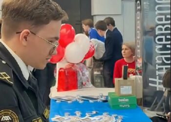 В рф школярів на останньому дзвонику вчили керувати дронами – ЦПД