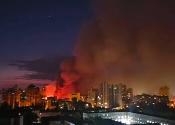 У Києві продовжується масована ракетна атака, зафіксовано численні влучання