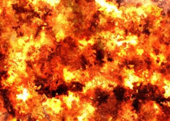 Забезпечує пальним 40% москви і області – з'явилось відео влучання в НПЗ в капотні