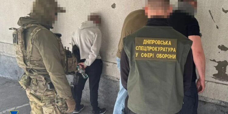 У Дніпрі затримали співробітника ТЦК, який вимагав у ветерана 1,5 тис. доларів за зняття з військового обліку – СБУ