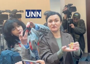 Андрію Єрмаку подарували ікону перед судовим засіданням