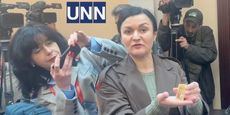 Андрію Єрмаку подарували ікону перед судовим засіданням
