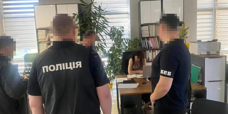Викрито схему ухилення від сплати майже 40 млн грн податків на "тіньовій" мережі секонд-хенду