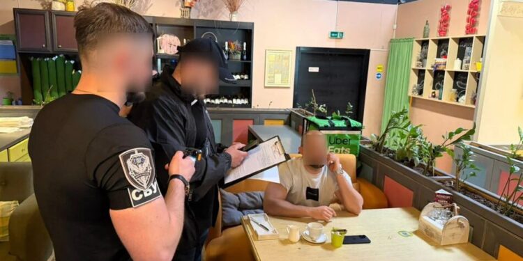 Суд обрав запобіжні заходи працівникам БЕБ, яких викрили на хабарях