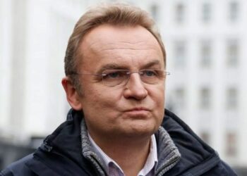Перехожий облив мера Львова Садового невідомою рідиною посеред площі Ринок – поліція