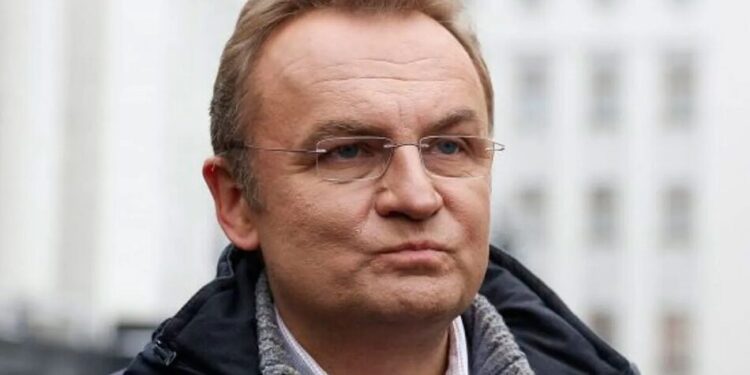 Перехожий облив мера Львова Садового невідомою рідиною посеред площі Ринок – поліція