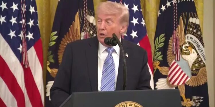 Трамп відмовився підтвердити, чи діє припинення вогню з Іраном на тлі інцидентів в Ормузькій протоці