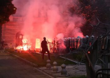 Масштабний антиурядовий протест охопив столицю Сербії попри заяву Вучича про вибори