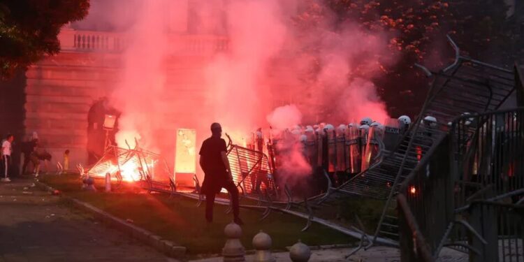 Масштабний антиурядовий протест охопив столицю Сербії попри заяву Вучича про вибори