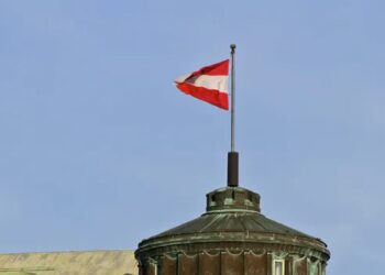 Австрія вислала трьох дипломатів рф через "ліс антен" для шпигунства