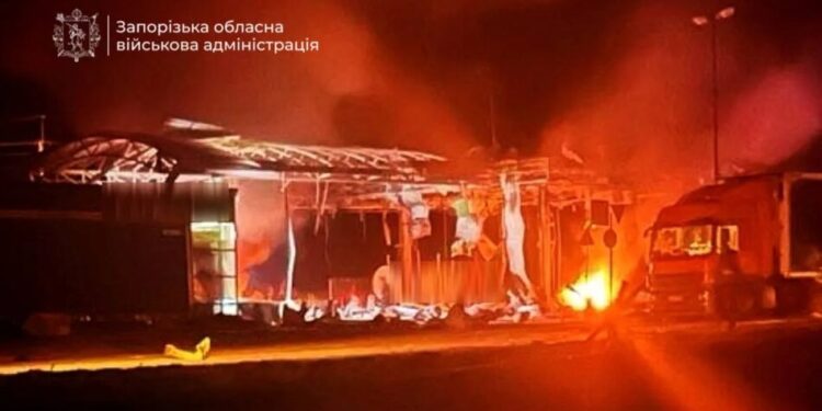 У Запорізькому районі російський дрон влучив у автозаправку, поранена жінка, виникла пожежа