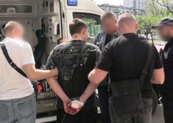 У Києві чоловік випав з вікна після удару ножем, вбивцю – громадянина рф – затримали