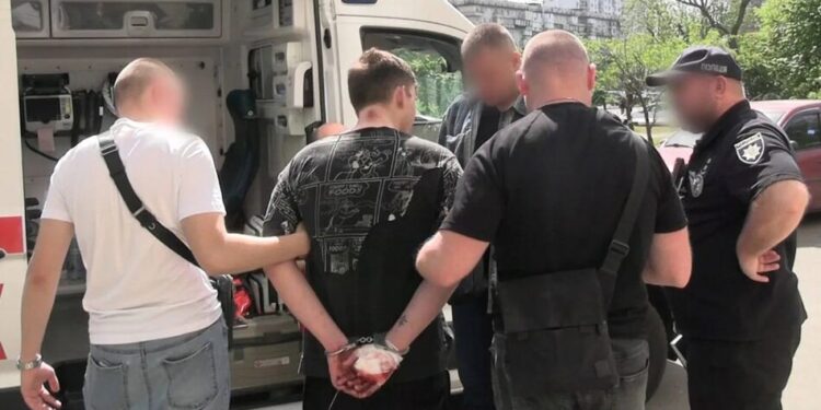 У Києві чоловік випав з вікна після удару ножем, вбивцю – громадянина рф – затримали