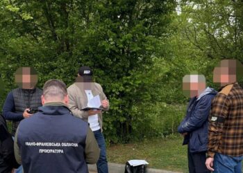 Отримав 18 тисяч євро за обіцянку підкупити прокурорів – на Прикарпатті викрили адвоката