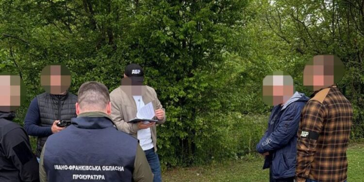 Отримав 18 тисяч євро за обіцянку підкупити прокурорів – на Прикарпатті викрили адвоката