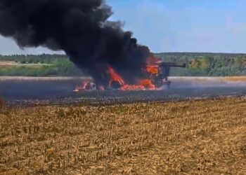 російські війська знищили комбайн під час польових робіт на Сумщині – ОВА