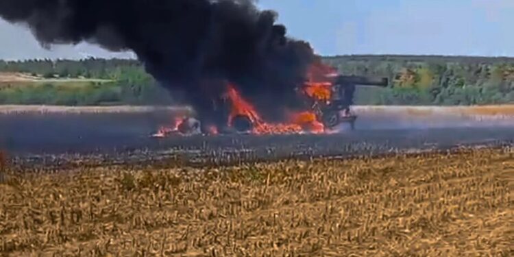 російські війська знищили комбайн під час польових робіт на Сумщині – ОВА