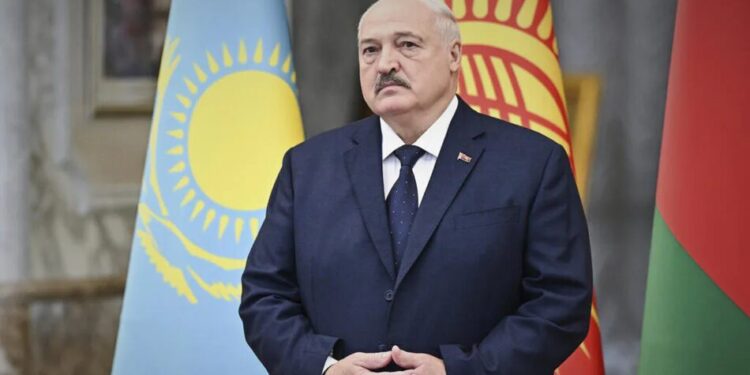 лукашенко заявив, що білорусь "не збирається втягуватися у війну" проти України