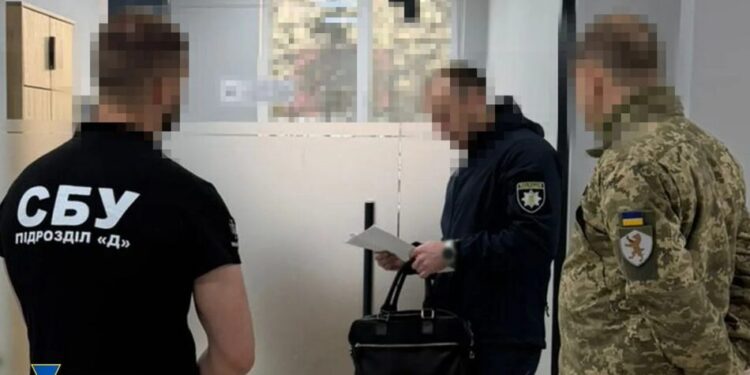 В Ужгороді викрили керівника ГО, який налагодив схему з "бронюванням" військовозобов’язаних