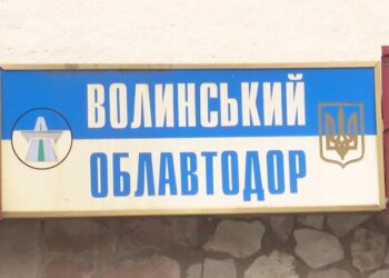 У Луцьку невідомі напали на базу облавтодору та пошкодили техніку