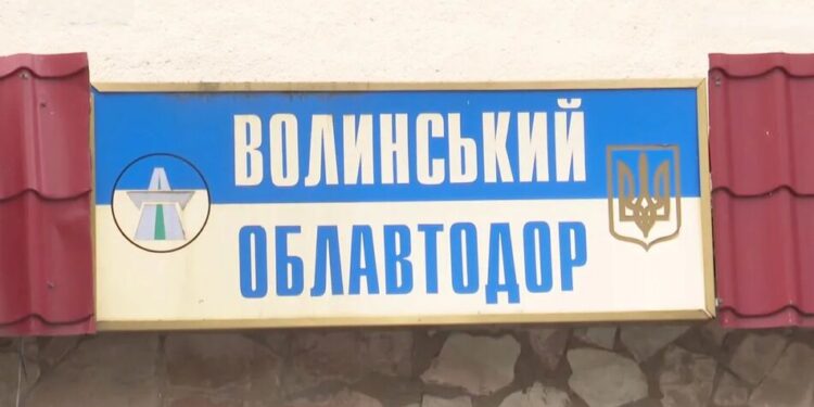 У Луцьку невідомі напали на базу облавтодору та пошкодили техніку