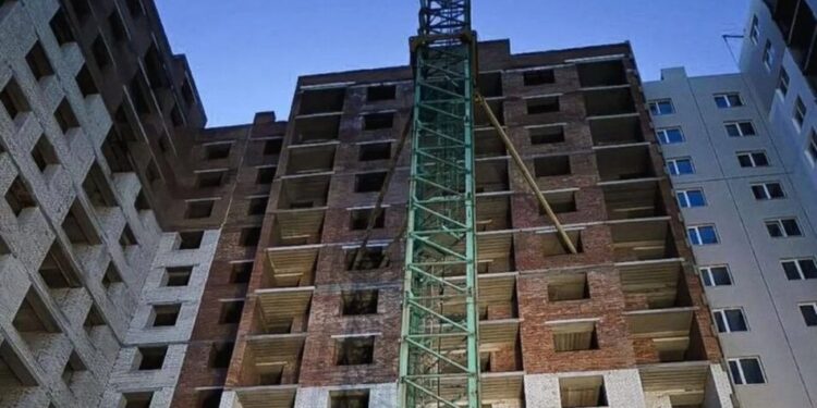 У Бучі 11-річний хлопчик стрибнув із будівельного крана та загинув – поліція встановлює обставини