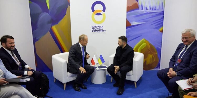"Ми готові до наступного раунду тристоронніх зустрічей": Зеленський обговорив з Туском мирний процес