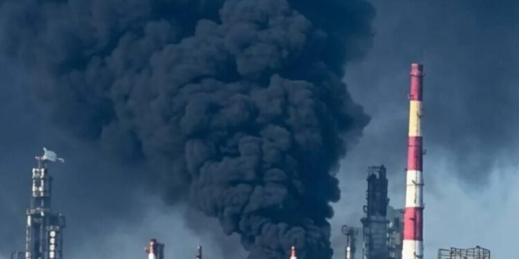Сили оборони підтвердили ураження Сизранського НПЗ за 800 км від України