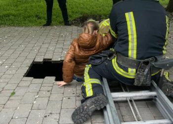 В Одесі 10-річна дівчинка провалилася під тротуарну плитку