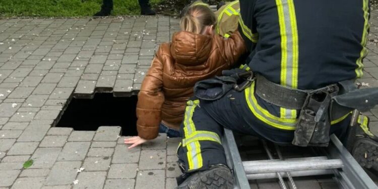 В Одесі 10-річна дівчинка провалилася під тротуарну плитку