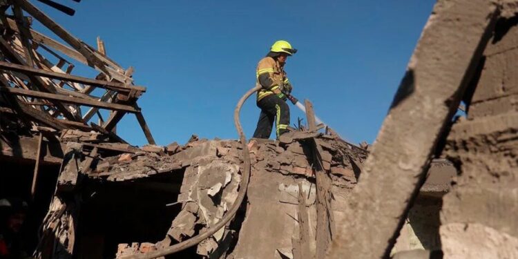 Ракетний удар рф по Дніпру 3 травня: з-під завалів деблокували тіло загиблого