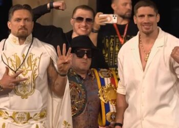 Усик прибув на пресконференцію з Верховеном у вишитому костюмі та встиг провести імпровізовану битву поглядів