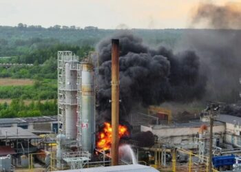 пермський НПЗ у росії повністю зупинив роботу після атаки дронів – Reuters
