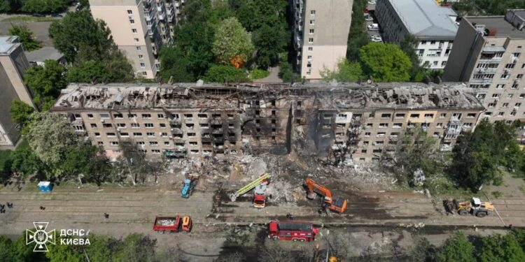 ДСНС показала, як зараз виглядає місце удару рф у Києві