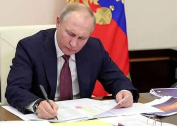 Не лише телефони. Відвідувачі путіна мають здавати годинники перед зустрічами з ним – ЗМІ