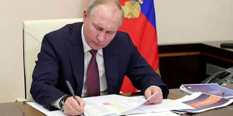 Не лише телефони. Відвідувачі путіна мають здавати годинники перед зустрічами з ним – ЗМІ
