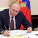 Не лише телефони. Відвідувачі путіна мають здавати годинники перед зустрічами з ним – ЗМІ