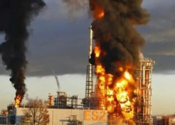 У рф Киришський НПЗ зупинив переробку нафти після удару дронів – Reuters