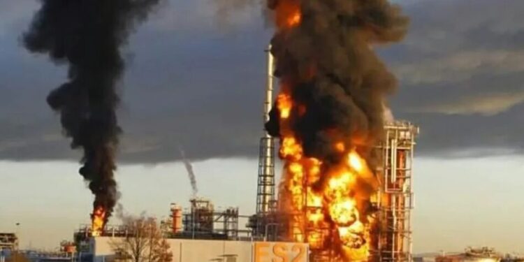 У рф Киришський НПЗ зупинив переробку нафти після удару дронів – Reuters