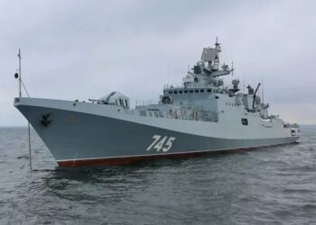 Британський флот місяць стежив за російським фрегатом біля своїх берегів – The Guardian