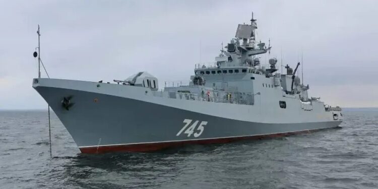 Британський флот місяць стежив за російським фрегатом біля своїх берегів – The Guardian