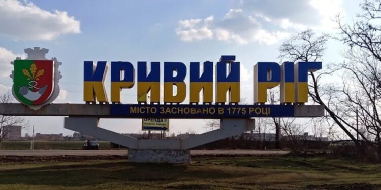 рф атакувала багатоповерхівку у Кривому Розі, спалахнула пожежа – ОВА