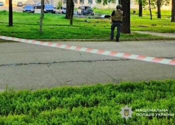 У Дніпрі вибухнуло припарковане авто, двоє травмованих