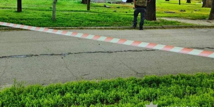 У Дніпрі вибухнуло припарковане авто, двоє травмованих