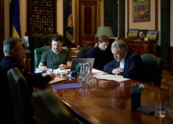 Зеленський і фон дер Ляєн обговорили зміцнення українського антибалістичного захисту та відкриття переговорних кластерів